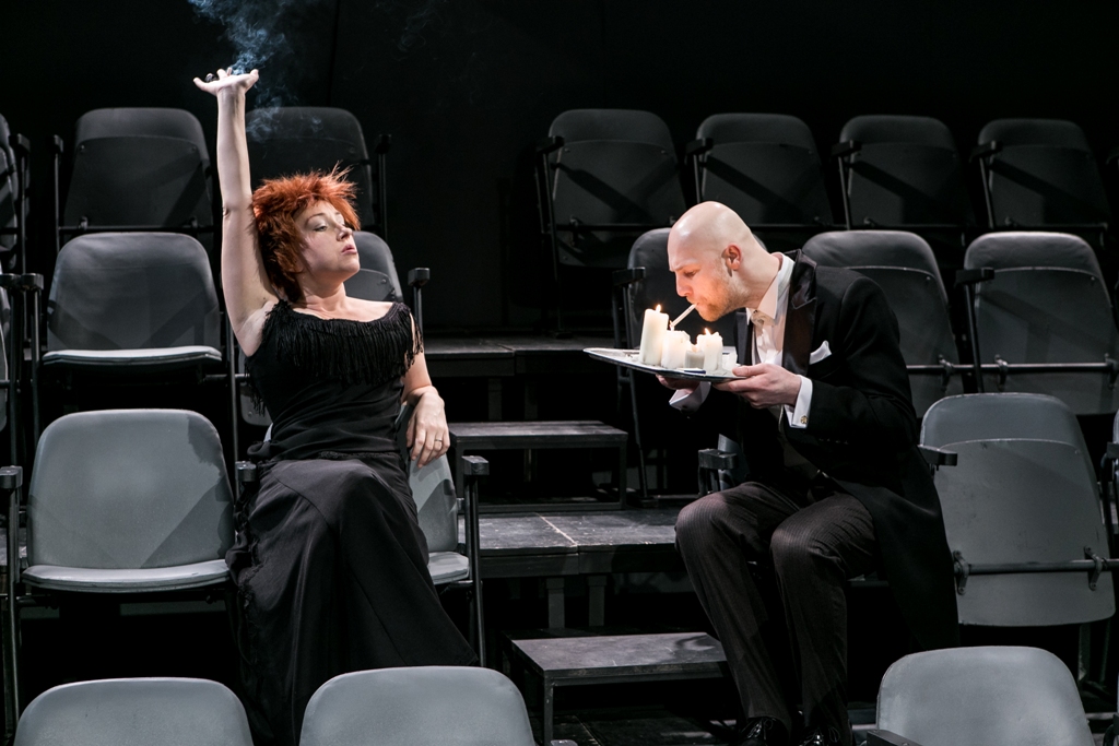 Alīse – Ieva Puķe, Kurts – Ivo Martinsons // Foto – Matīss Markovskis 